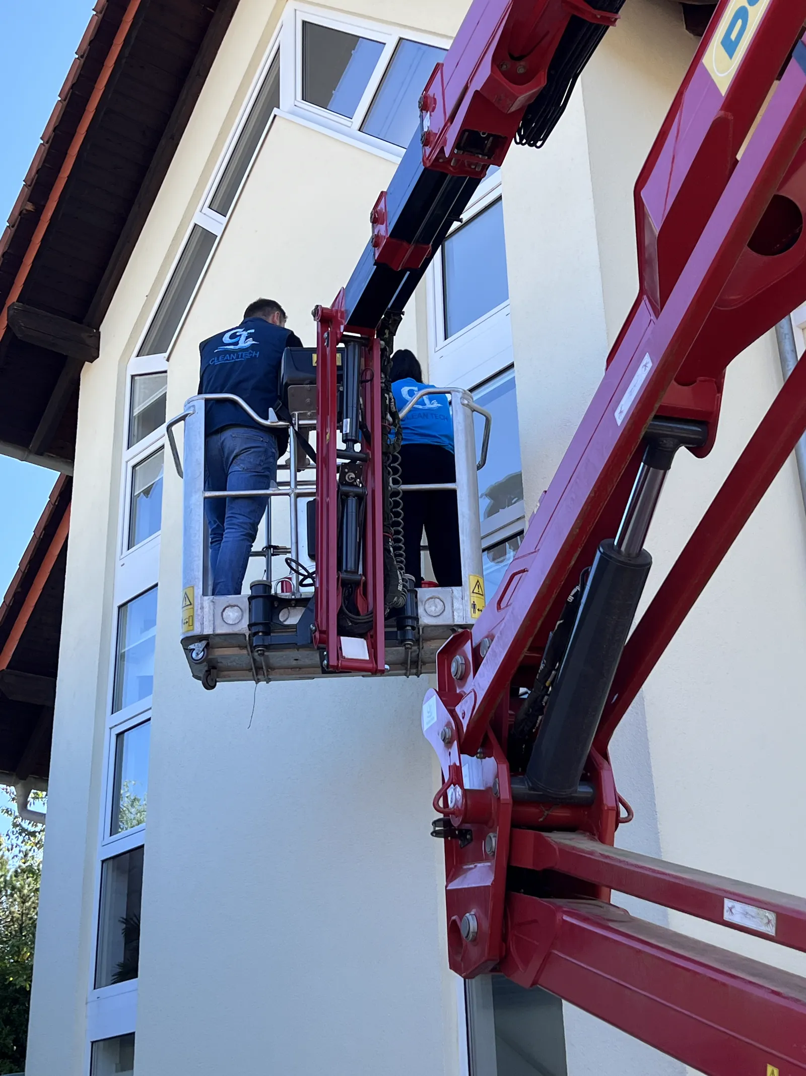 Clean-Tech-Team im Einsatz auf der Hebebühne