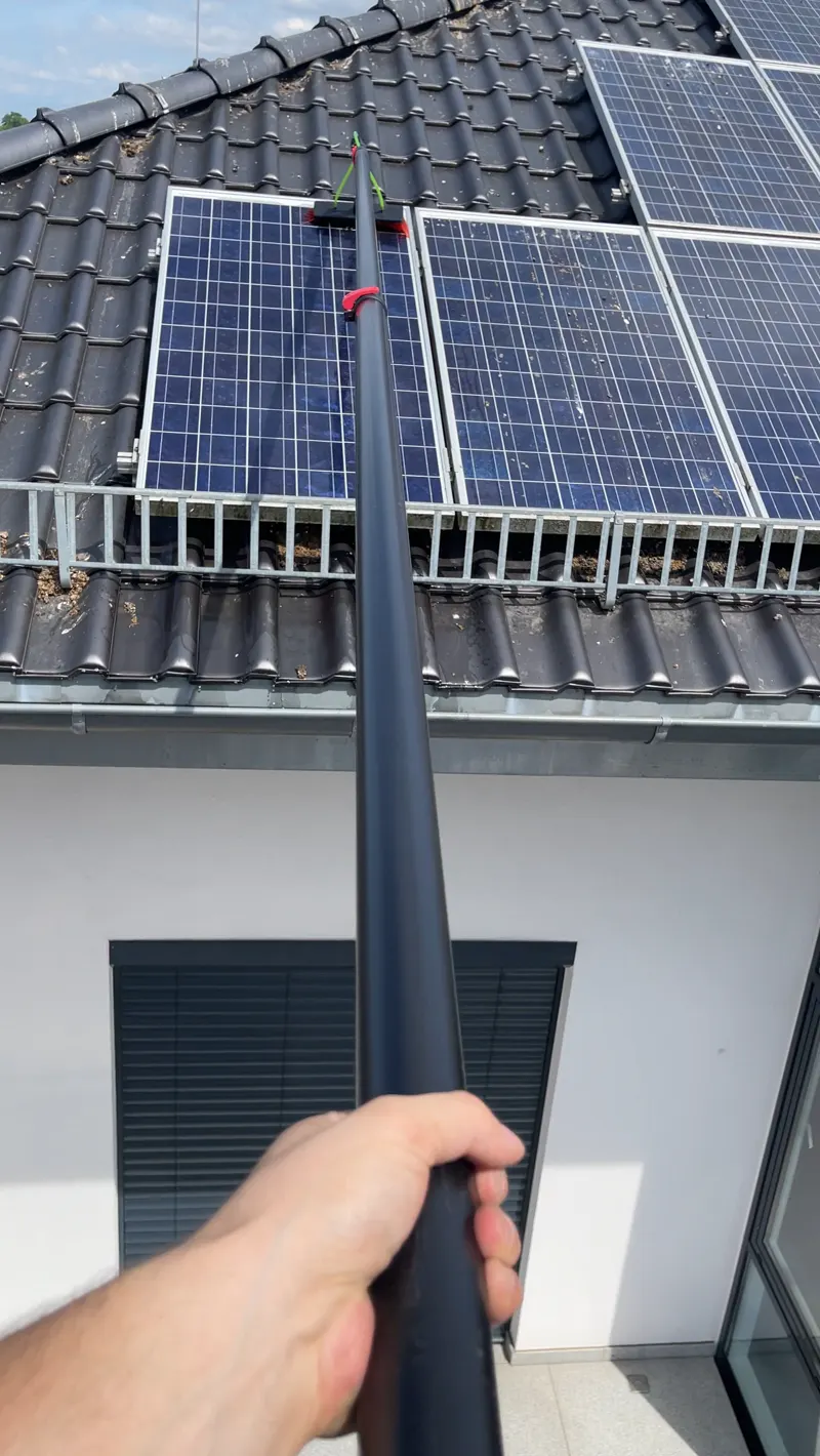 Reinigung einer Photovoltaikanlage mit Teleskopstange und Reinwasser